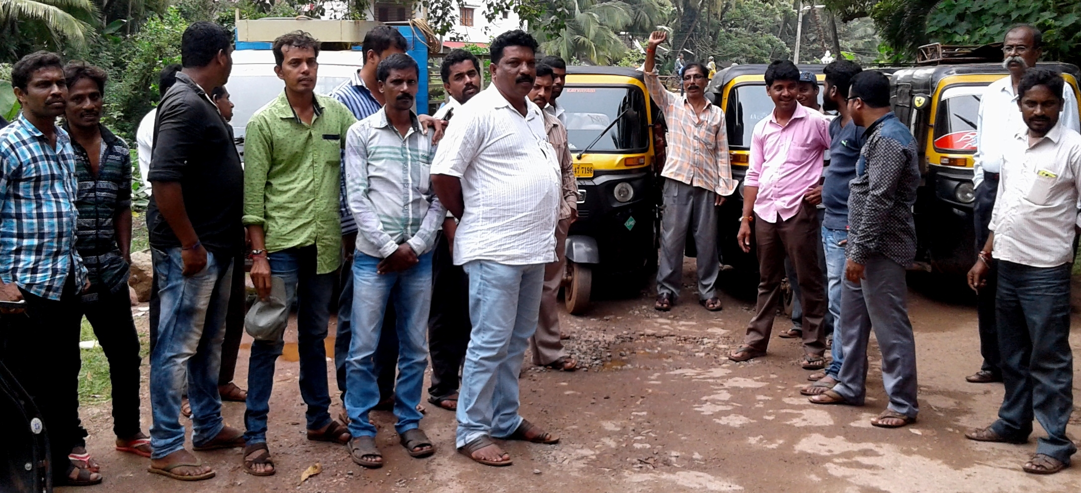 ರಸ್ತೆ ದುರಸ್ತಿ ಗೆ ಆಗ್ರಹಿಸಿ ರಿಕ್ಷಾ ಯೂನಿಯನ್‌ನಿಂದ ಧರಣಿ